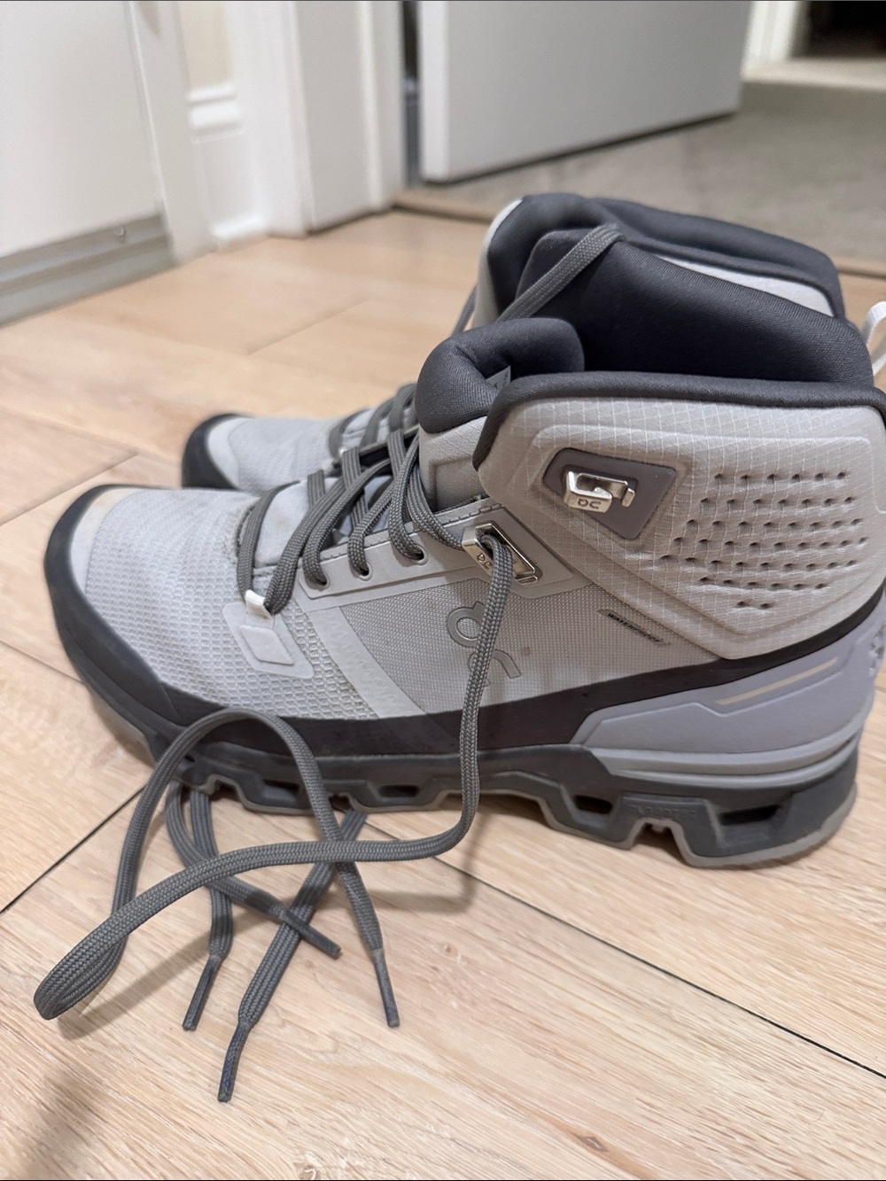 On Running Women’s cloud rock Mid-Top Grey Trail Boots